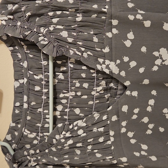 Gray and White Polka Dot V Neck BlouSe. In EUC - Picture 2 of 4